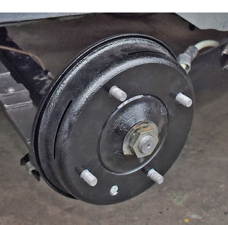 Picture: Mounted Trabant brake drum for example at one of our customers restoring cars.
<br>The picture only dispaly the mounting position. All other parts except the brake drum itself are not part of this offer!
