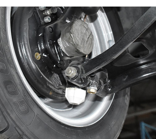 Mounted Grease cap for king pin, for example at one of our customers restoring cars.
<br>The picture is only to dispaly the mounting position. All other part excapt the grease cap itself are not part of this offer!
