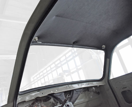 Picture: Mounted wind screen (Cleer glass) for example at one of our customers restoring cars.
<br>The picture is only to dispaly the mounting position. All other part excapt the windscreen itself are not part of this offer!