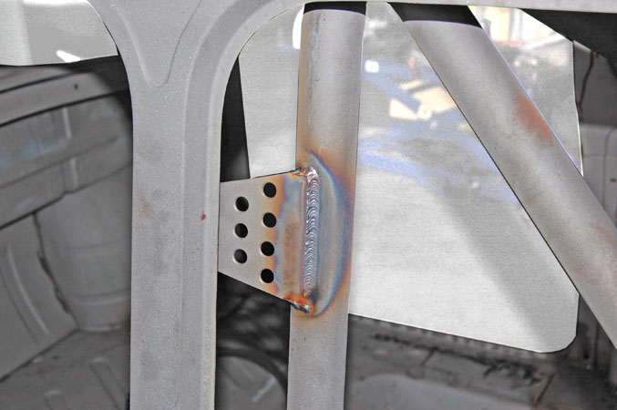 Karosseriearbeiten. Um die Karosse noch stabiler zu machen, wurde der Käfig als Zelle eingeschweißt. Blick auf die verstärkte B-Säule.