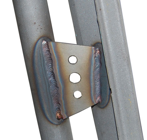 Karosseriearbeiten. Um die Karosse noch stabiler zu machen, wurde der Käfig als Zelle eingeschweißt. Blick auf die verstärkte A-Säule.