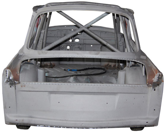 Karosseriearbeiten. Um die Karosse noch stabiler zu machen, wurde der Käfig als Zelle eingeschweißt. Blick auf die Einschweißzelle mit Kreutz.