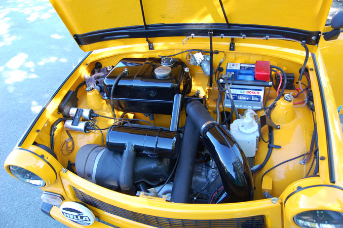 Condition after restoration. View into the engine compartment. At the customer's request, no changes were made to the heart of the Trabant to avoid increased maintenance. Nevertheless, every component was refurbished and painstakingly restored to like-new condition.