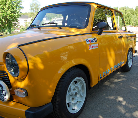 Condition after restoration. View of the side line of the Trabant 601. The ATS alloy wheels subtly emphasize the project's objectives.