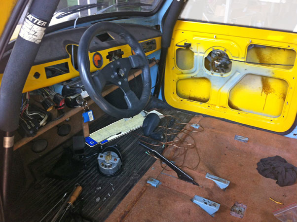 Condition before restoration, start of dismantling. A look inside. Here too, the years of use have left their mark.