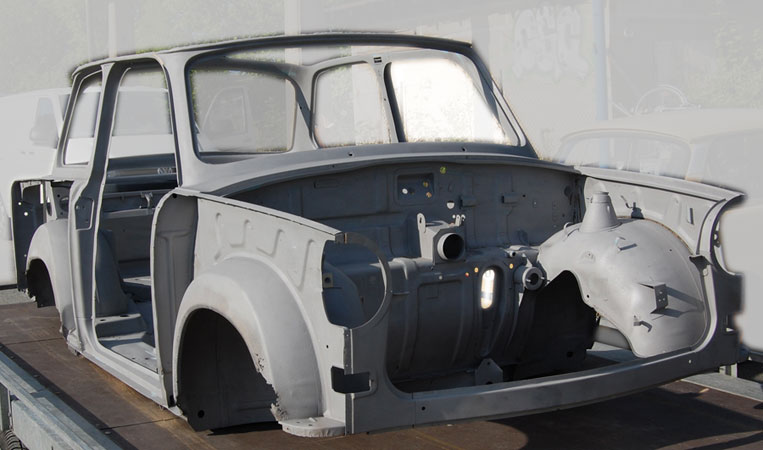 Bodywork begins. The bare chassis was picked up after the underbody protection and cavity sealing were removed by dry ice blasting and then completely sandblasted. Only now can the actual condition of the sheet metal parts be realistically assessed. As you can see, the 